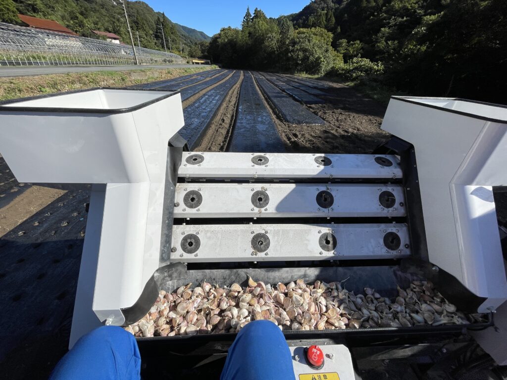 畝立て機とニンニクの植え付け機の導入 - 株式会社いとう